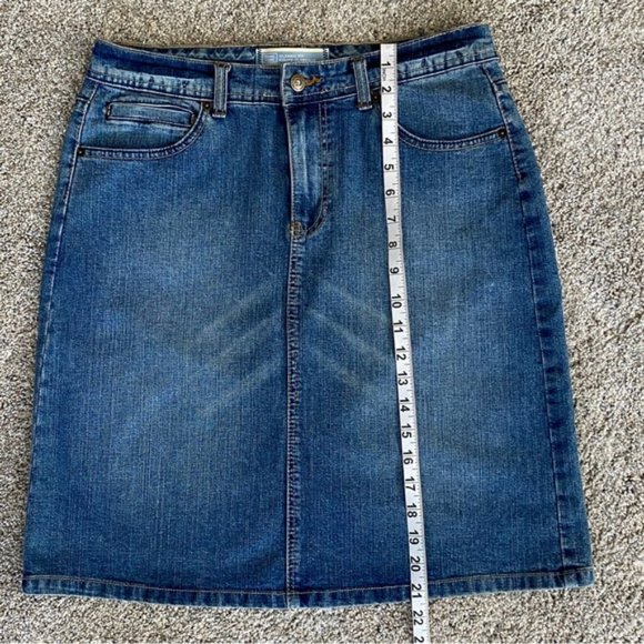 Denver Hayes medium wash knee length classic fit denim skirt. Women's size 8 - Picture 7 of 7